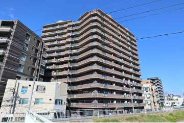 デュアル江坂広芝町の外観（南東側から）