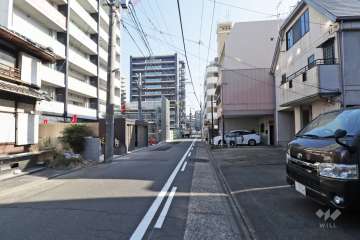 敷地南側の前面道路（西側から）
