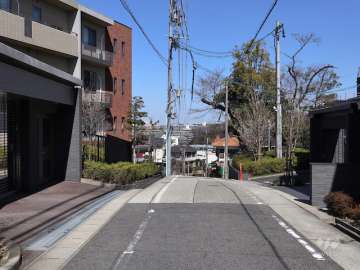 敷地東側の前面道路