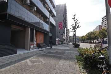敷地西側は葵町線に面しています。