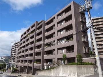 北千里イーストパークの外観（南東側から）　敷地の東側には、大阪大学のキャンパスが広がっています。