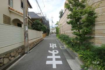 敷地西側の前面道路