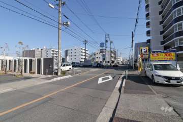 敷地南側の前面道路（西側から）