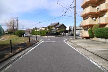 敷地南西側の前面道路（南東側から）