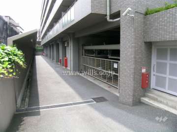 建物1階部分にある敷地内駐車場