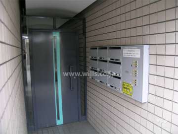 エントランスはオートロック付きです。