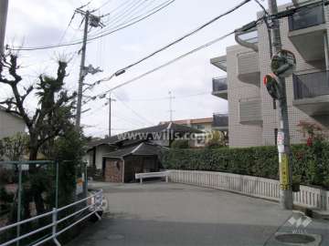 周辺は第一種低層住居専用地域に指定された一戸建てが中心に立ち並ぶ静かな住宅地です。