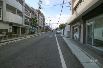 敷地南側の前面道路（東側から）