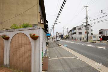 敷地南側の前面道路（府道14号大阪高槻京都線）