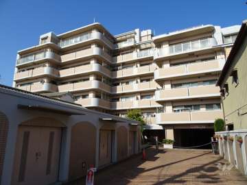 サンマンションアトレ吹田片山通り（東側から）