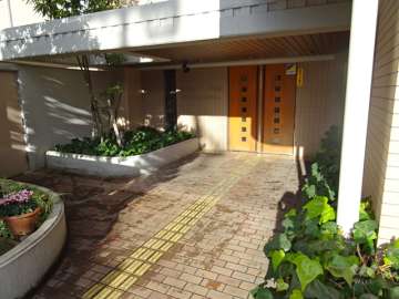 両脇に植栽スペースが設けられたエントランス