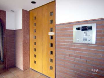 エントランスはオートロック付きです。