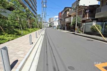 敷地東側の前面道路（南側から）