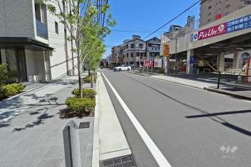 敷地南側の前面道路（西側から）