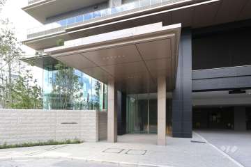 東側エントランス