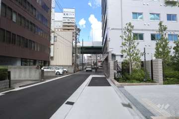 敷地北側の前面道路（西側から）