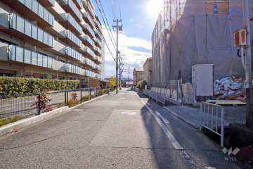 敷地西側の前面道路（北側から）