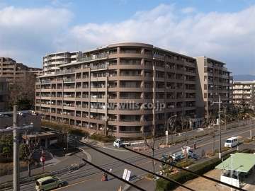 周辺はマンションが中心に立ち並ぶ住宅地です。