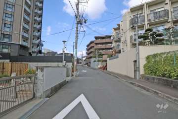 敷地西側の前面道路（南側から）