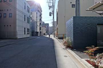 敷地東側の前面道路