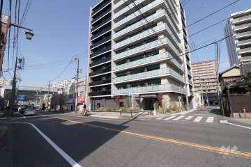 敷地東側の前面道路（南側から）