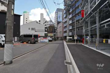 敷地北側の前面道路（西側から）