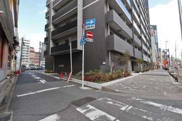 敷地西側の前面道路と敷地南側の前面道路（広小路通り）