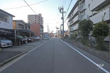 敷地南側の前面道路（東側から）