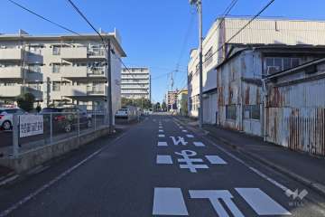 敷地東側の前面道路（南側から）