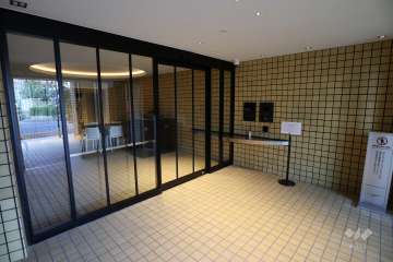 エントランスはオートロック付きです。