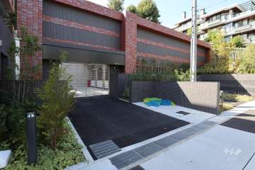 駐車場の出入口(ロボットゲート付き)