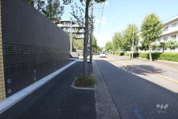 敷地の西側前面道路(南側から)