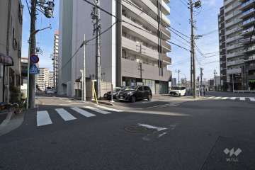 敷地南側と西側の前面道路（南西側から）