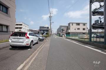 敷地東側の前面道路（南側から）