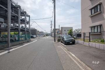 敷地東側の前面道路（北側から）