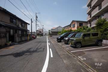 敷地南側の前面道路（東側から）