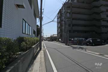 敷地東側の前面道路（北側から）