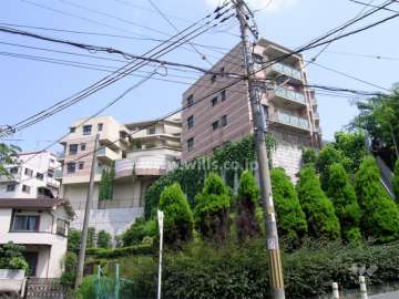 パレシェール千里山西（西側から）　高台に建っています。