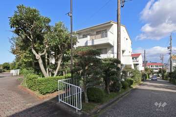 タウン石堀山8号棟の外観（南東側から）