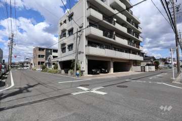 敷地北西側と南東側の前面道路（南西側から）