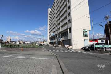 敷地北西側の前面道路（南西側から）