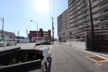 敷地南側の前面道路（東側から）