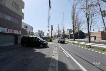 敷地北側の前面道路（東側から）