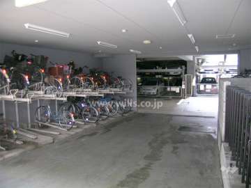 駐輪場と駐車場