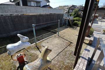 敷地内にはプレイロットがあります。