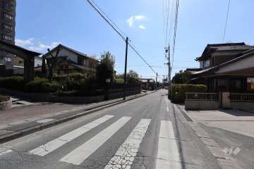 敷地北西側の前面道路（北東側から）
