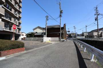 敷地南西側の前面道路（北西側から）