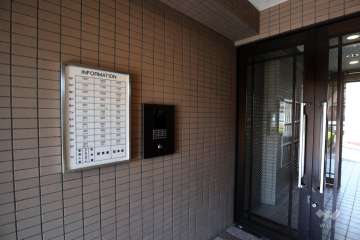 エントランスはオートロック付きです。