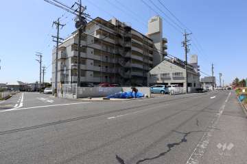 敷地北側と東側の前面道路（北東側から）