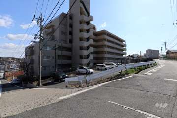 敷地北西側と北東側の前面道路（北東側から）
